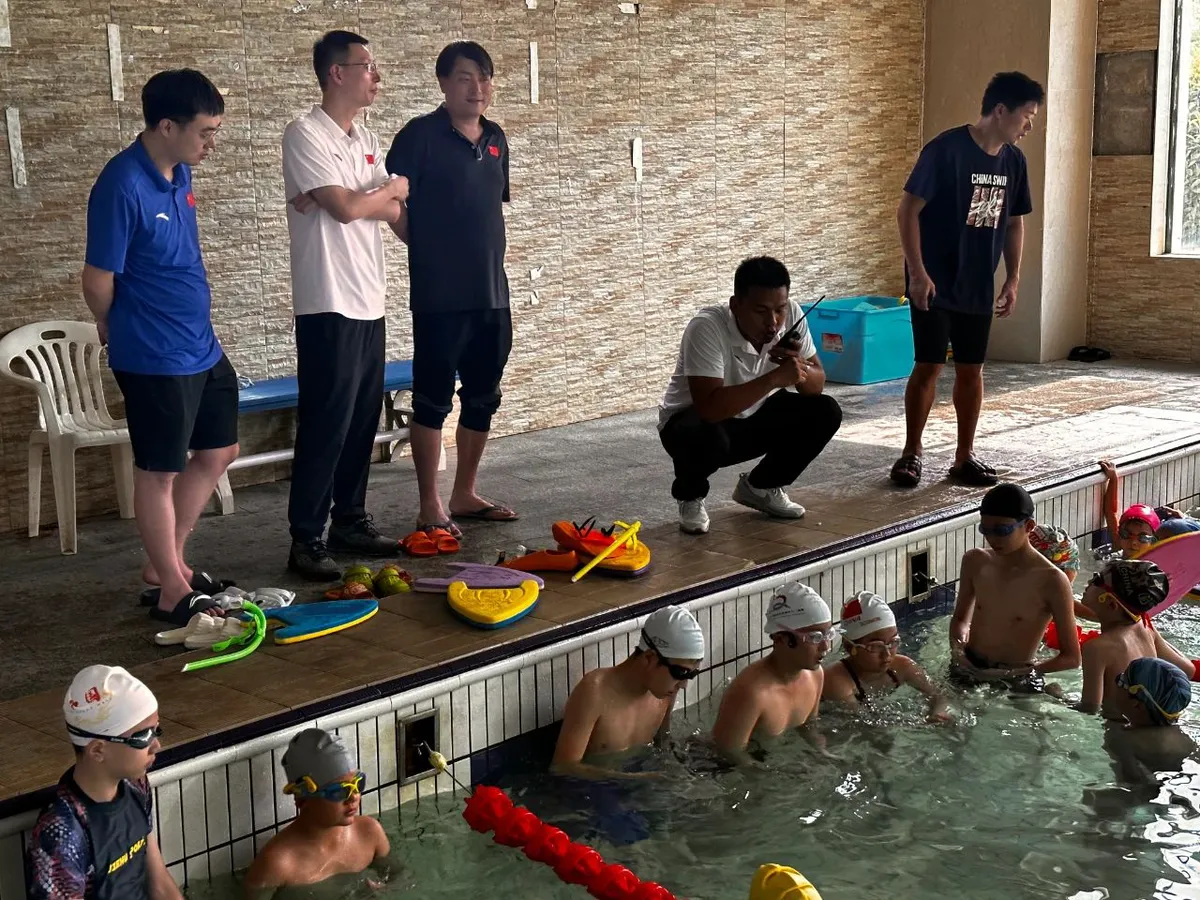 篮球教练如何为不同年龄段的球员制定战术训练方案?_2